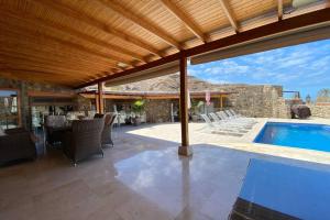 Bazén v ubytování Anfi Tauro Golf Villa with private heated pool nebo v jeho okolí