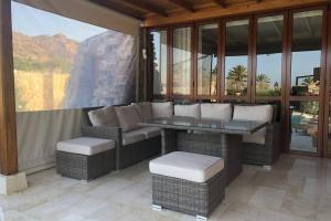 Posezení v ubytování Anfi Tauro Golf Villa with private heated pool