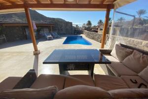 Posezení v ubytování Anfi Tauro Golf Villa with private heated pool