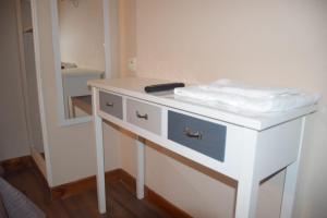 ルヴァロワ・ペレにあるHôtel Résidence Champerretのバスルーム(白い洗面台、鏡付)