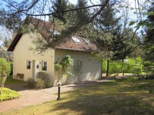 una casa en medio de un patio en Lenzer Ferienidyll am Plauer See, en Lenz