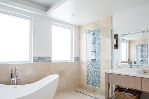 Un baño de Windjammer Landing Resort and Residences