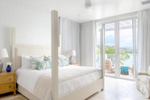 Cama o camas de una habitación en Windjammer Landing Resort and Residences