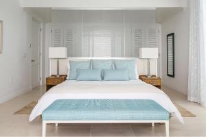 Cama o camas de una habitación en Windjammer Landing Resort and Residences