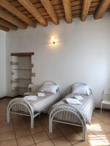 two beds in the corner of a room at Ai Leoni in Verona
