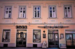 a large pink building with a city hotel at Cityhotel Ratheiser in Klagenfurt