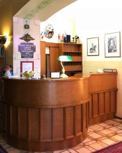 eine Bar in einer Krankenhauslobby mit einem Schreibtisch in der Unterkunft Cityhotel Ratheiser in Klagenfurt am Wörthersee
