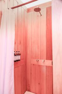 y baño con ducha y pared de madera. en Chalten Camp - Glamping with a view en El Chaltén