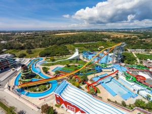 een luchtfoto van een waterpark met een achtbaan bij SUITEON7TH VILAMOURA THE BEST VIEW IN TOWN - 1Br in Quarteira