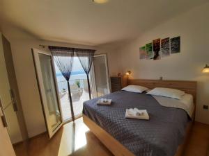 sypialnia z dużym łóżkiem z dwoma ręcznikami w obiekcie Villa Tilda w Breli
