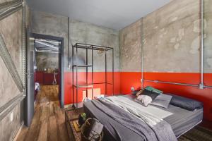 1 dormitorio con 1 cama con pared de color naranja en Campeche Apart, en Florianópolis