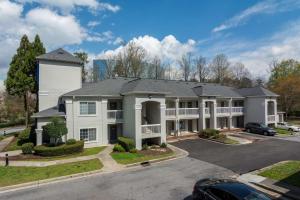 una gran casa blanca con aparcamiento en Studio 6-Tucker, GA - Atlanta Northlake, en Tucker