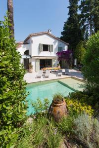 uma casa com piscina num quintal em Villa Tsavorite - Cannes Californie em Cannes