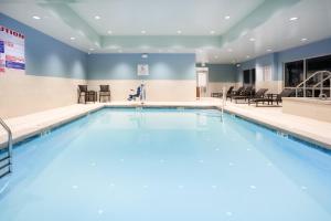 Poolen vid eller i närheten av Holiday Inn Express & Suites - Ely, an IHG Hotel