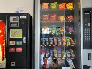 um frigorífico cheio com muitos tipos diferentes de alimentos em 777 Motor Inn em Huntington Beach