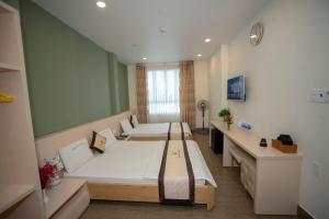 Postel nebo postele na pokoji v ubytování Huynh Duc 2 Hotel