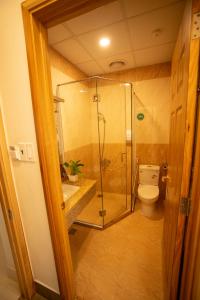y baño con ducha de cristal y aseo. en Huynh Duc 2 Hotel, en Cao Lãnh