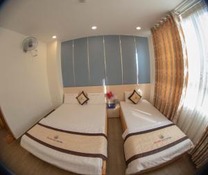 Postel nebo postele na pokoji v ubytování Huynh Duc 2 Hotel