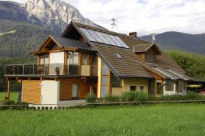 ein Haus mit Sonnenkollektoren auf dem Dach in der Unterkunft Apartment Janschitz Gundersheim in Gundersheim