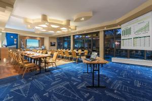 Restaurace v ubytování Hotel Faleza - z widokiem na morze
