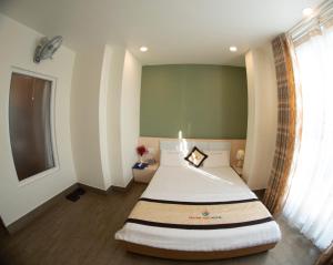 Postel nebo postele na pokoji v ubytování Huynh Duc 2 Hotel