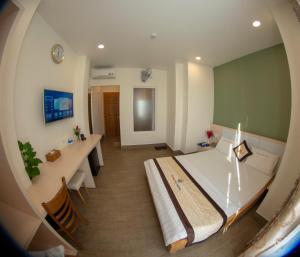 Postel nebo postele na pokoji v ubytování Huynh Duc 2 Hotel