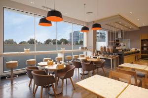 Restaurace v ubytování Holiday Inn Express Nashik Indira Nagar by IHG