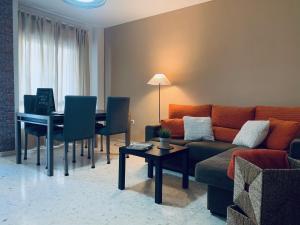 - un salon avec un canapé et une table dans l'établissement Rafaela Guest House, à Malaga