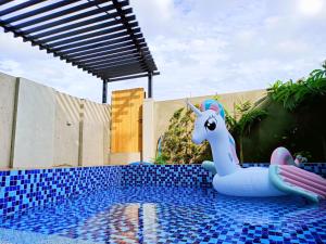 a inflatable unicorn float in a swimming pool at 墾丁宜庭海景親子民宿 in Checheng