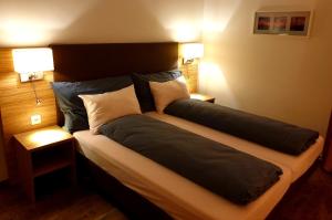 Postel nebo postele na pokoji v ubytování Hotel Römerbad + 24 fotografií