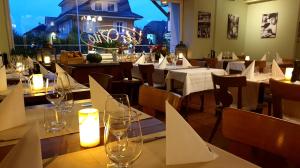 ห้องอาหารหรือที่รับประทานอาหารของ Hotel Römerbad
