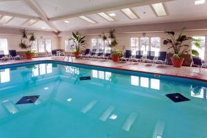 a pool with blue water in a hotel room at Holiday Inn Express Hotel & Suites Port Clinton-Catawba Island by IHG in Port Clinton