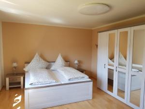 a bedroom with a bed and two bunk beds at Ferienappartement am Nadenberg in Lindenberg im Allgäu