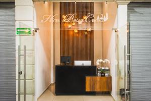 a lobby with a desk and a sign on the wall at Hotel Boutique Parque Centro in Mexico City