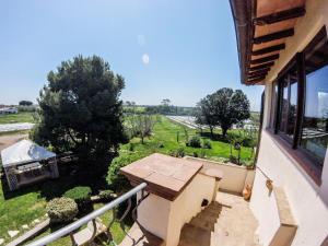 balcone con tavolo e vista su un campo di Villa Enli a Capalbio