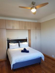 En eller flere senge i et værelse på Bramber Court Art-Deco Self-Catering Apartments