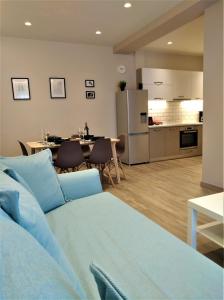 een woonkamer en een keuken met een bank en een tafel bij More Athens Apartments in Athene