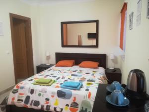 1 dormitorio con cama con edredón en My Guest House, en Portimão