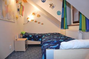 1 Schlafzimmer mit 2 Betten in einem Zimmer in der Unterkunft Holiday House Arnultovice in Rudník
