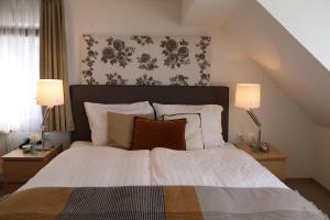 Postel nebo postele na pokoji v ubytování Hotel Weinlaube + 26 fotografií