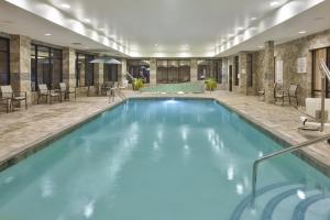 בריכת השחייה שנמצאת ב-Holiday Inn Express & Suites Geneva Finger Lakes, an IHG Hotel או באזור