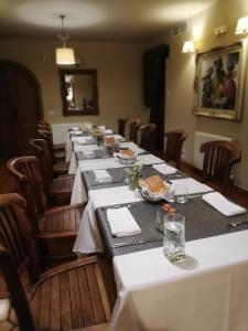 eine Reihe von Tischen in einem Restaurant mit weißer Tischwäsche in der Unterkunft CR La CASONA de VALFRIO - Alquiler completo in Cuacos de Yuste