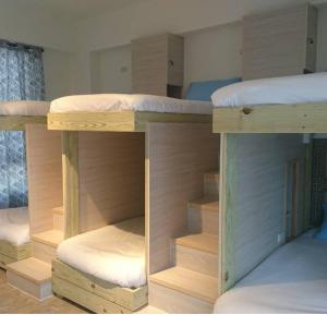 馬公市的住宿－Blue Hole Guesthouse藍洞民宿，客房内的三张双层床