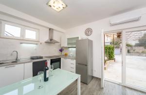 cocina con fregadero y nevera en Apartmani Mary, en Split