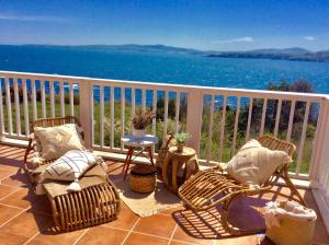 Un balcón con sillas y vistas al océano. en Casa de oro Aparthotel, en Sozopol