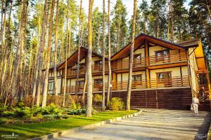 dom w lesie z kobietą stojącą przed nim w obiekcie Донской лес w mieście Zadonsk