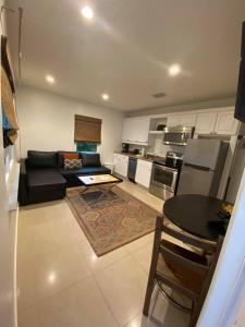ein Wohnzimmer mit einem schwarzen Sofa und einer Küche in der Unterkunft Captiva Beach Resort (open private beach access) in Sarasota
