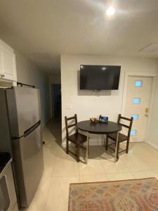 cocina con mesa y nevera en Captiva Beach Resort (open private beach access), en Sarasota