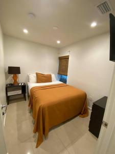 1 dormitorio con 1 cama grande con manta naranja en Captiva Beach Resort (open private beach access), en Sarasota