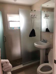 uma casa de banho com um lavatório, um WC e um chuveiro em Captiva Beach Resort (open private beach access) em Sarasota